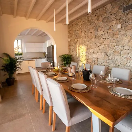 Willa Kyklamino - Unique With Stunning Seaview